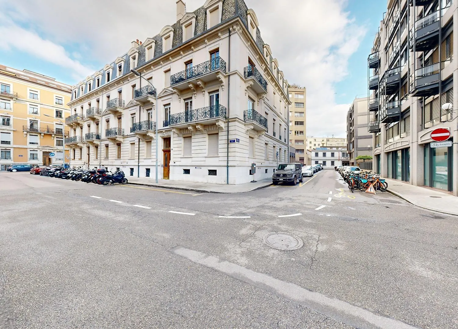 Magnificent Two Bedroom Apartment In A Luxury Building ジュネーブ スイス
